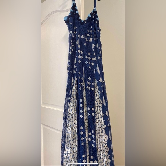 FoxieDox Guipure Lace gown Size Medium - Picture 2 of 2